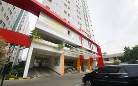 RedDoorz Apartment near Bundaran Satelit Surabaya